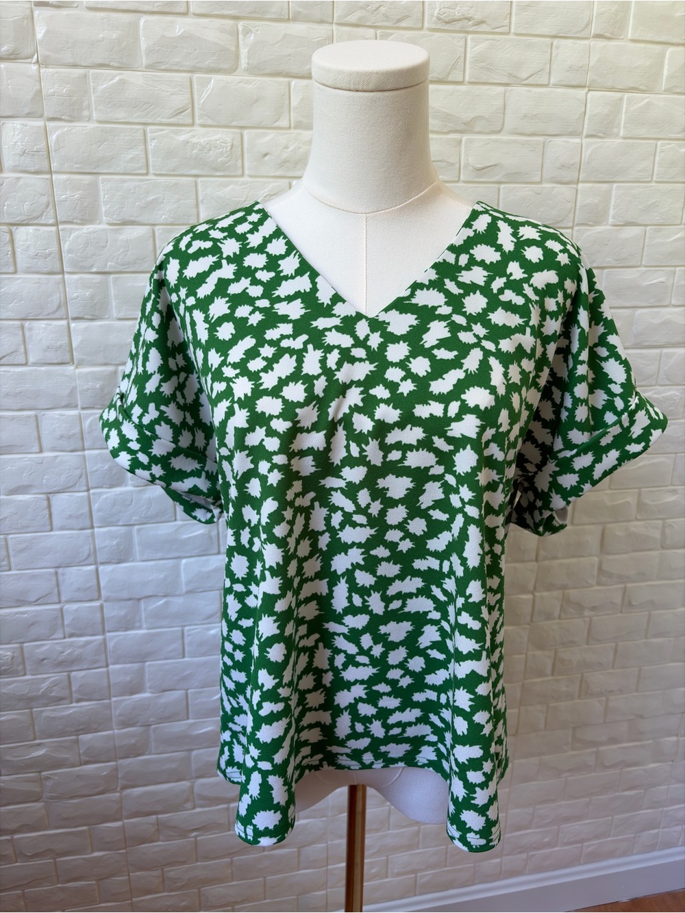 MELLODAY Green and White Abstract Print V-Neck Tunic